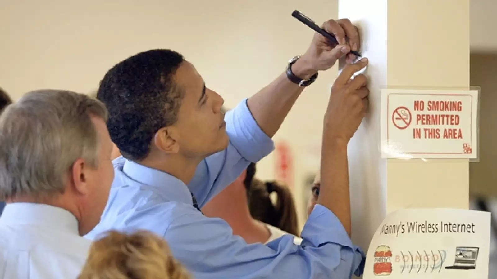 obama escribe en un muro con la mano izquierda