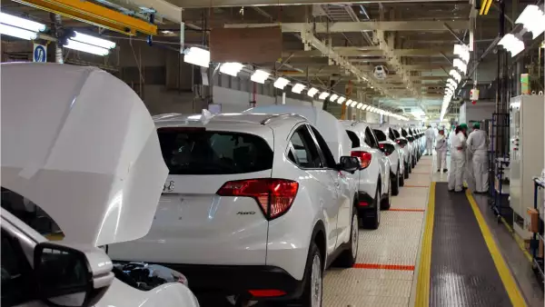 Planta Celaya Linea de ensamble.jpg