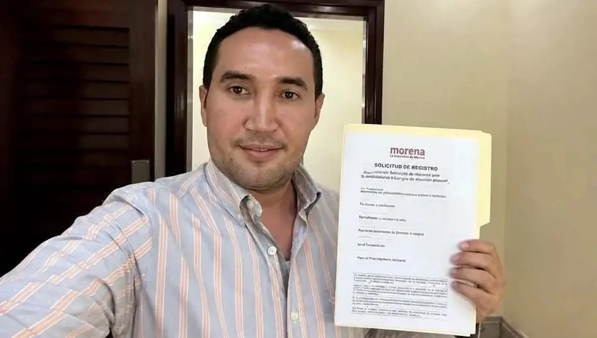 Arturo Marín, aspirante de Morena a la alcaldía de Cuajinicuilapa, posa con su registro a la candidatura de Morena. 