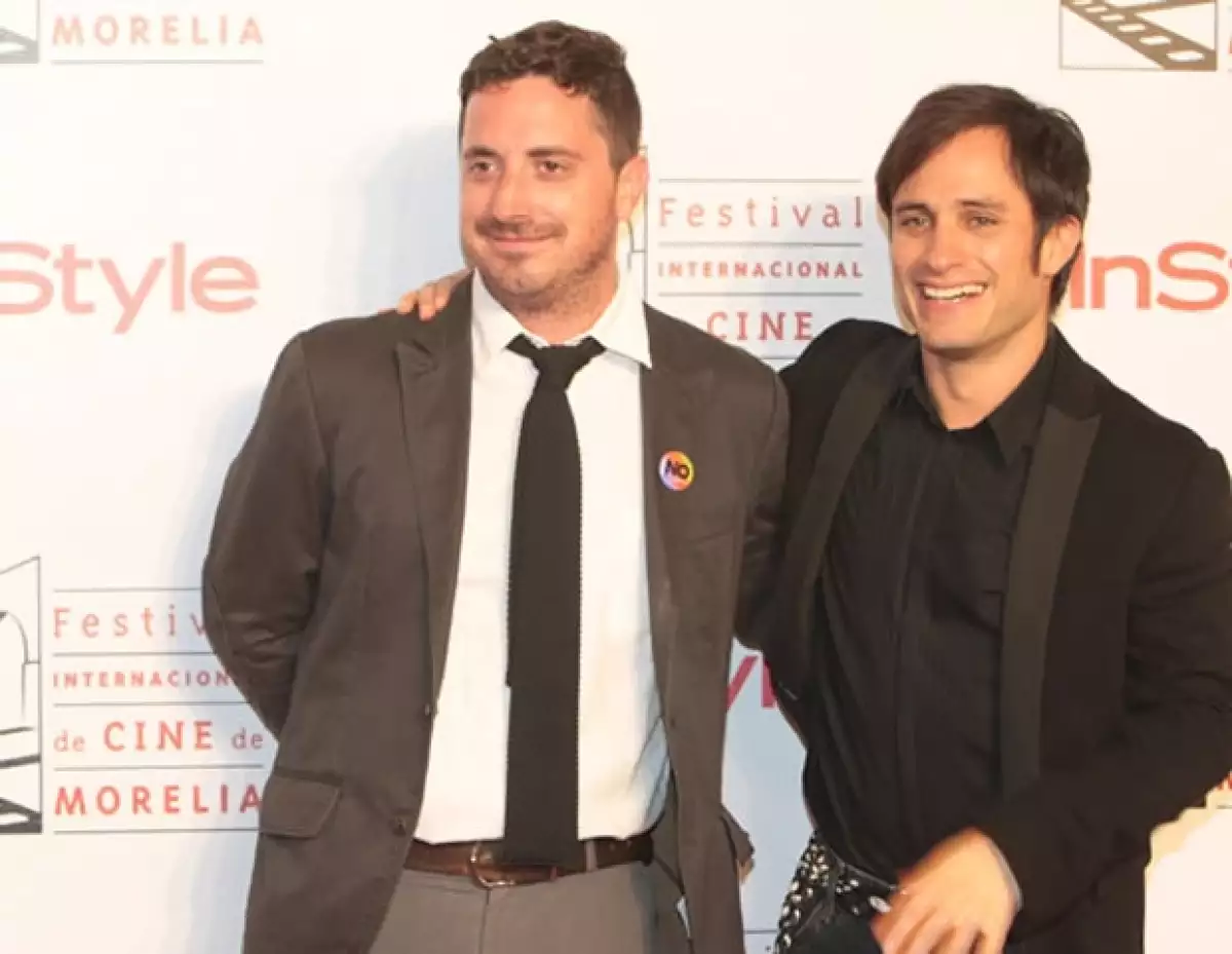 El actor causó gritos, alborotos y una crisis nerviosa de una fan a su llegada a la alfombra roja de InStyle en el FICM.