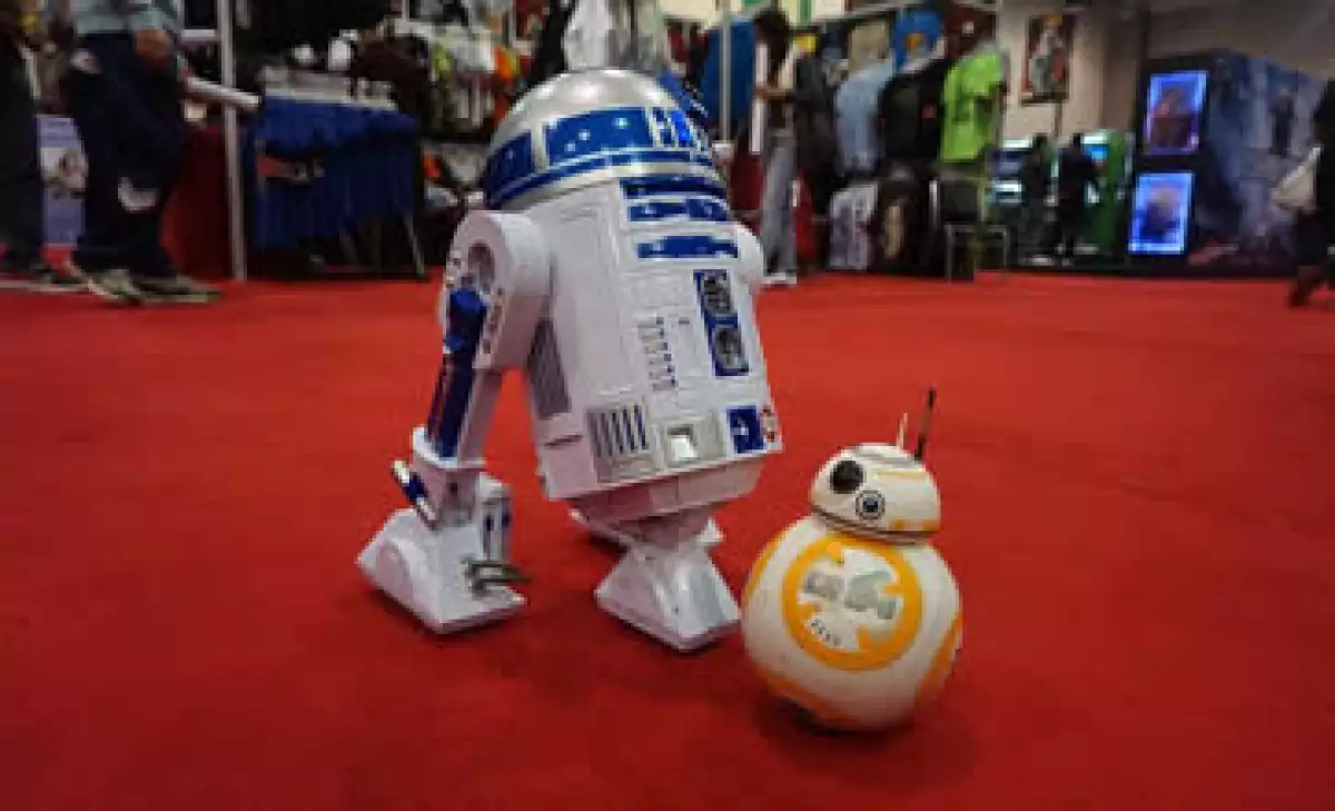 Dyson construyó ocho versiones del famoso robot de la película. (Foto: Facebook/Star Wars)