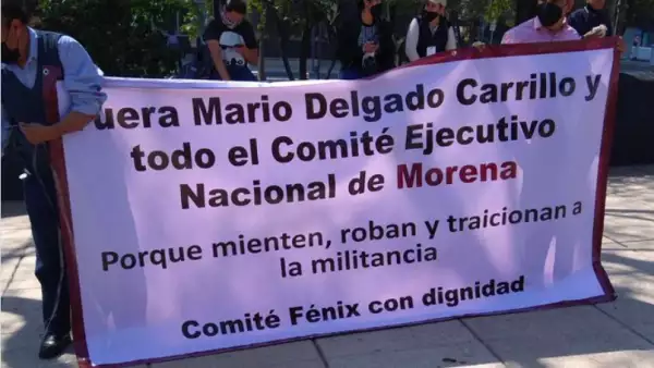 Pancartas contra Mario Delgado en la Convención Nacional Morenista