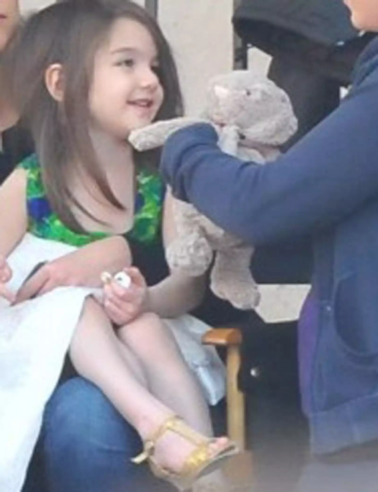 La pequeña estuvo divertida haciendo caras y jugando con su hermanastra.