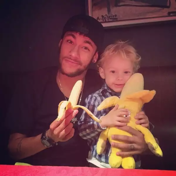 `somostodosmacacos #weareallmonkeys #somostodosmonos #totssommonosÂ´, escribió Neymar junto a esta foto con su hijo.