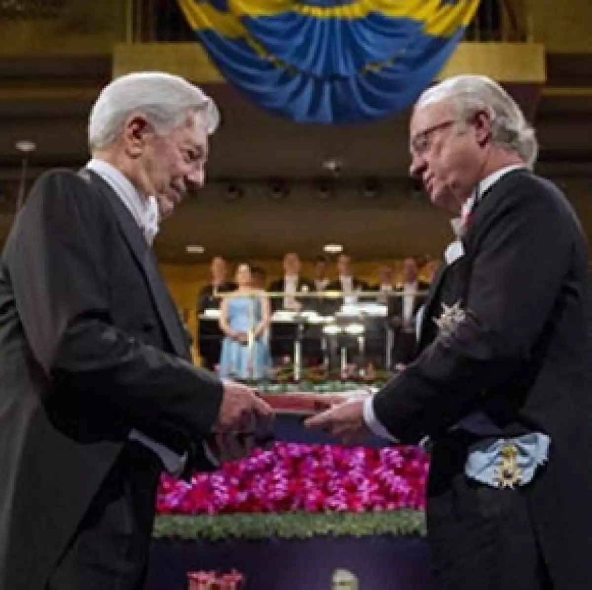 El escritor peruano asistió a la ceremonia del Nobel para recibir su premio de manos del rey Carlos Gustavo de Suecia.