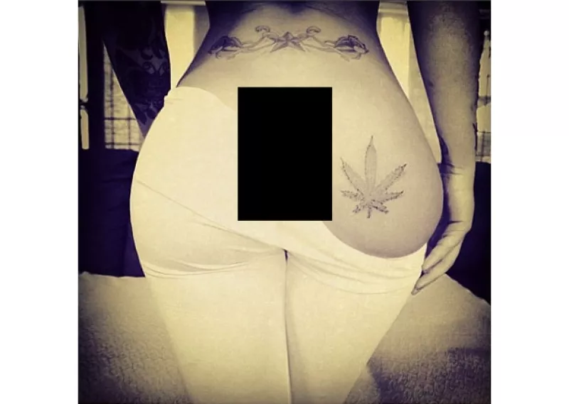 La cantante Rihanna publicó en su red social una fotografía en la que muestra su nuevo tatuaje, el cual tiene la forma de una hoja de mariguana.