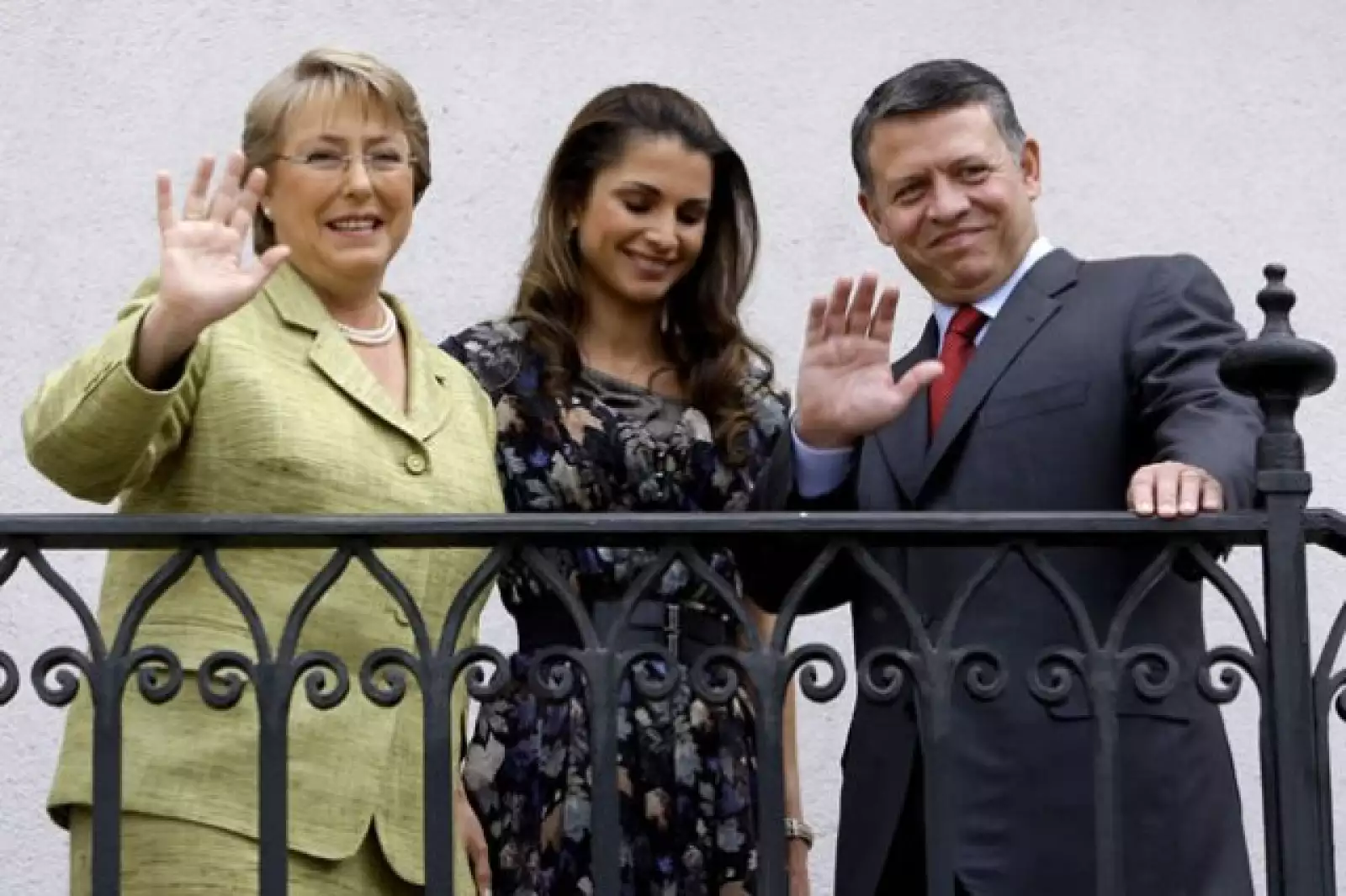 La belleza de Rania y su buen gusto para vestir, además de sus ademanes delicados, la han llevado a ser considerada una de las mujeres más hermosas del mundo.