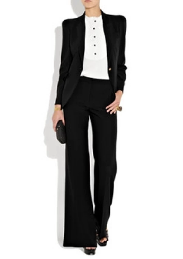 Traje sastre con saco de un botón y pantalón pata de elefante de Alexander McQueen.