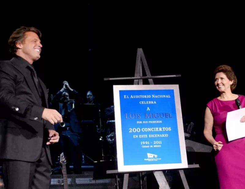 El cantante fue reconocido por la serie de conciertos que ha dado a lo largo de 20 años en el `Coloso de Reforma´, en la ciudad de México.
