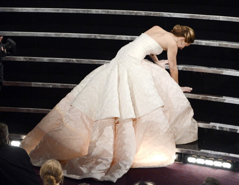 Jennifer Lawrence camino a recoger su premio.