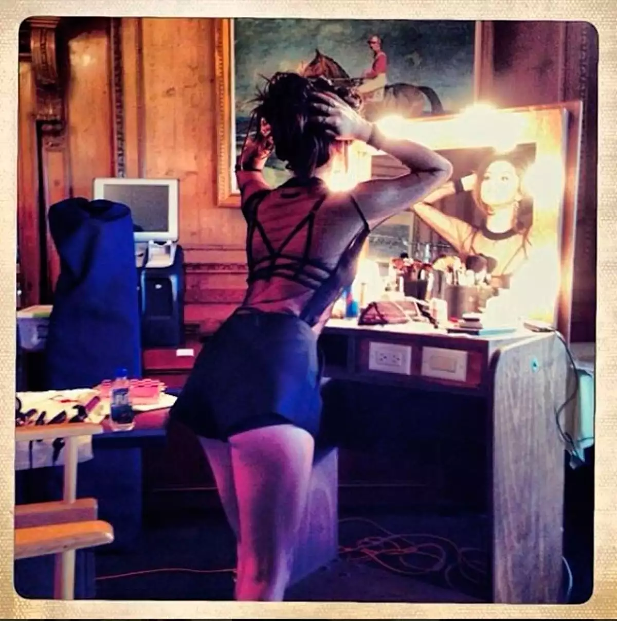 Este martes la cantante publicó una fotografía en la que la vemos de espaldas y luciendo lencería negra mientras se mira seductoramente en un espejo.