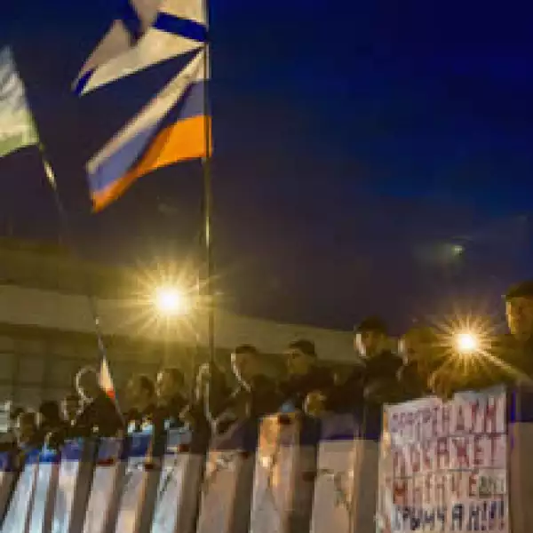 Ucrania puso sus fuerzas armadas en alerta de combate el sábado y advirtió a Rusia de que cualquier intervención militar en el país puede llevar a una guerra.