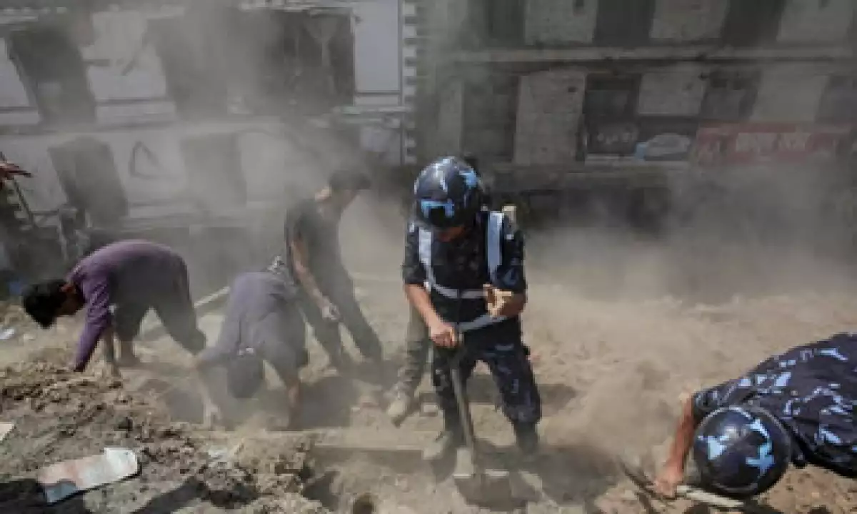 Autoridades y voluntarios buscan sobrevivientes bajo los escombros. (Foto: Reuters)