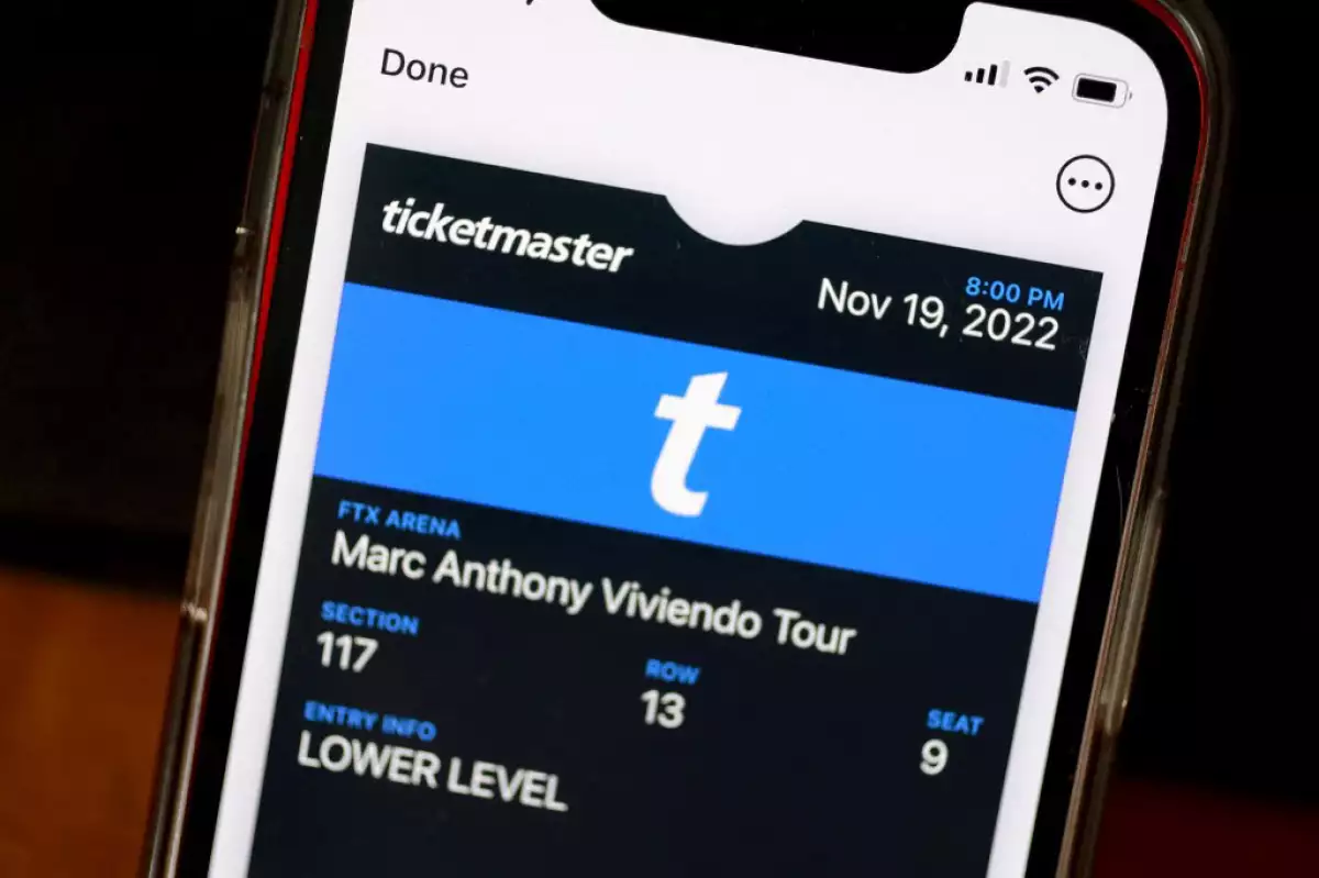 Diputados proponen un tope al cargo por servicio de Ticketmaster y Superboletos.