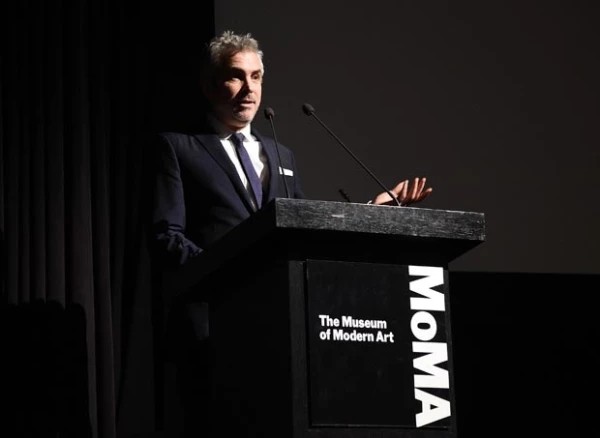 El cineasta recibió este lunes un homenaje por su labor cinematográfica, tomó la tribuna y ante la élite cultural neoyorquina protestó por la desaparición de los 43 estudiantes en Iguala.