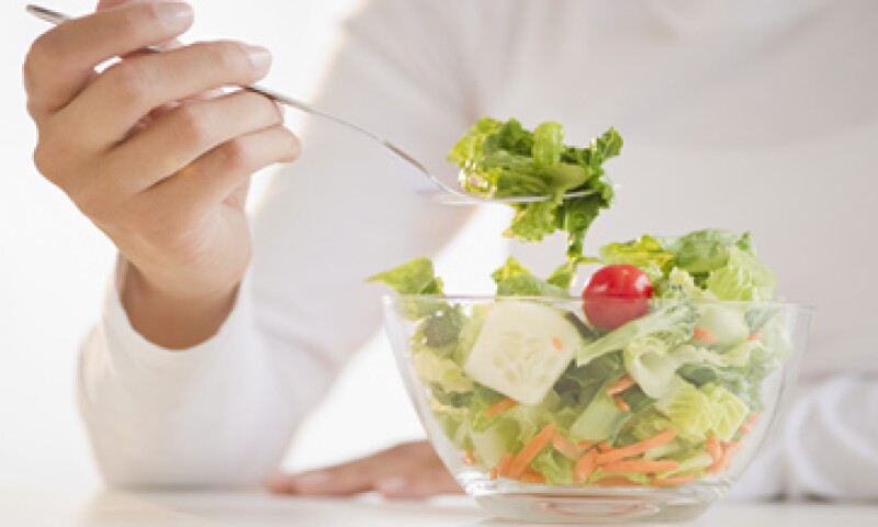 Sentirse irritable en la oficina también es producto de lo que comemos y cómo lo hacemos. (Foto: Getty Images)