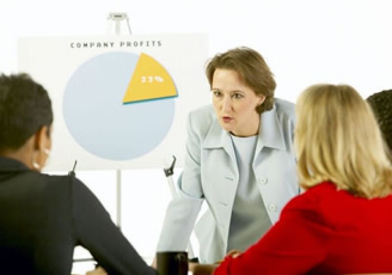 Una de las acciones clave para implementar cambios, es indicar en qué consistirá ese proceso, el por qué de la decisión y qué rol jugará cada uno. (Foto: Jupitrer Images)