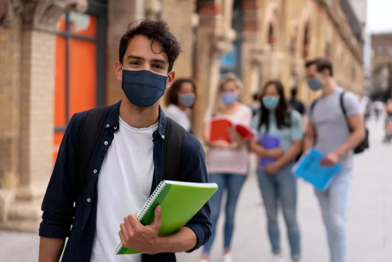 estudiante ocn cubrebocas feliz