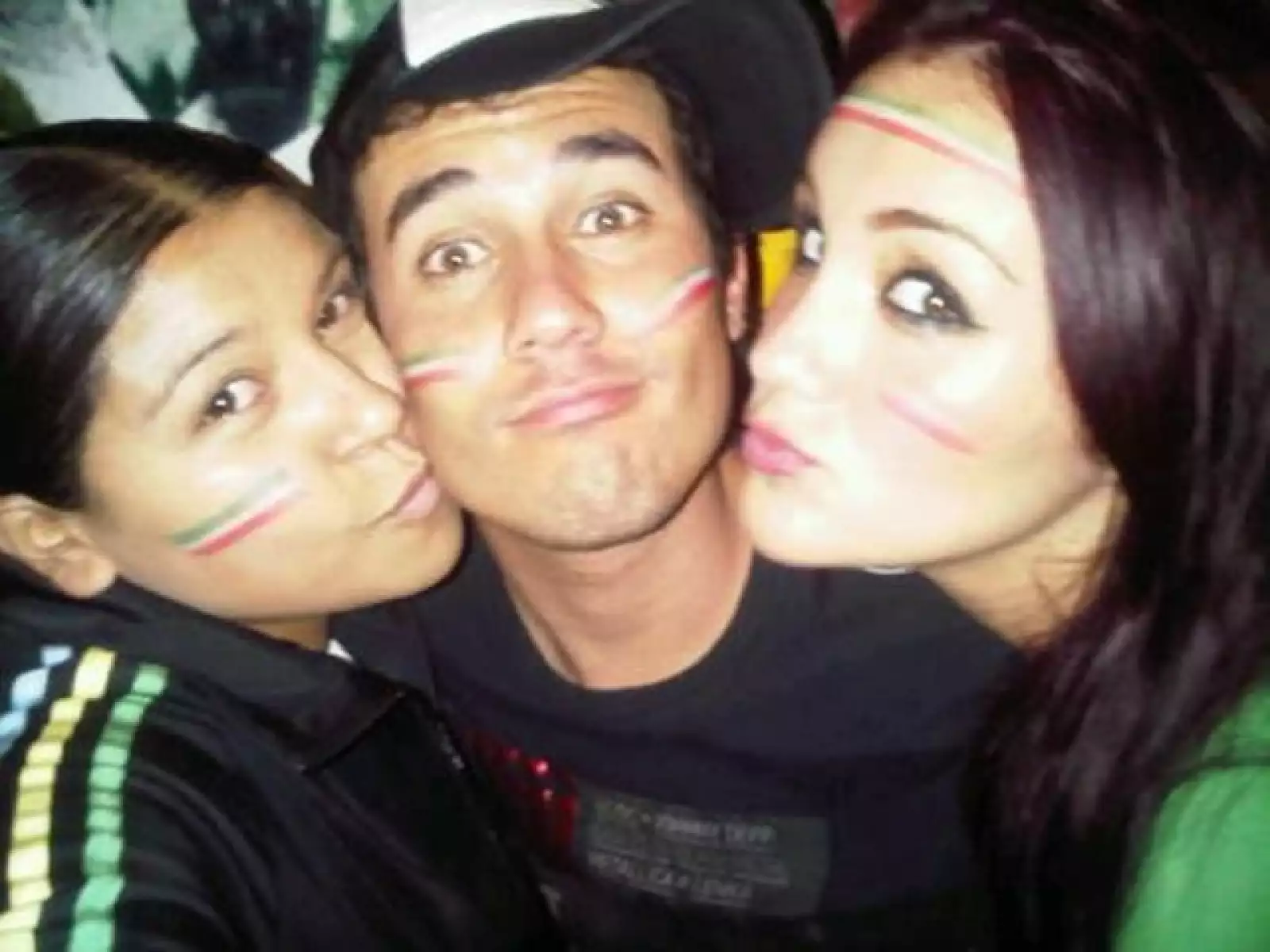 Dulce María celebra la victoria de México entre amigos.