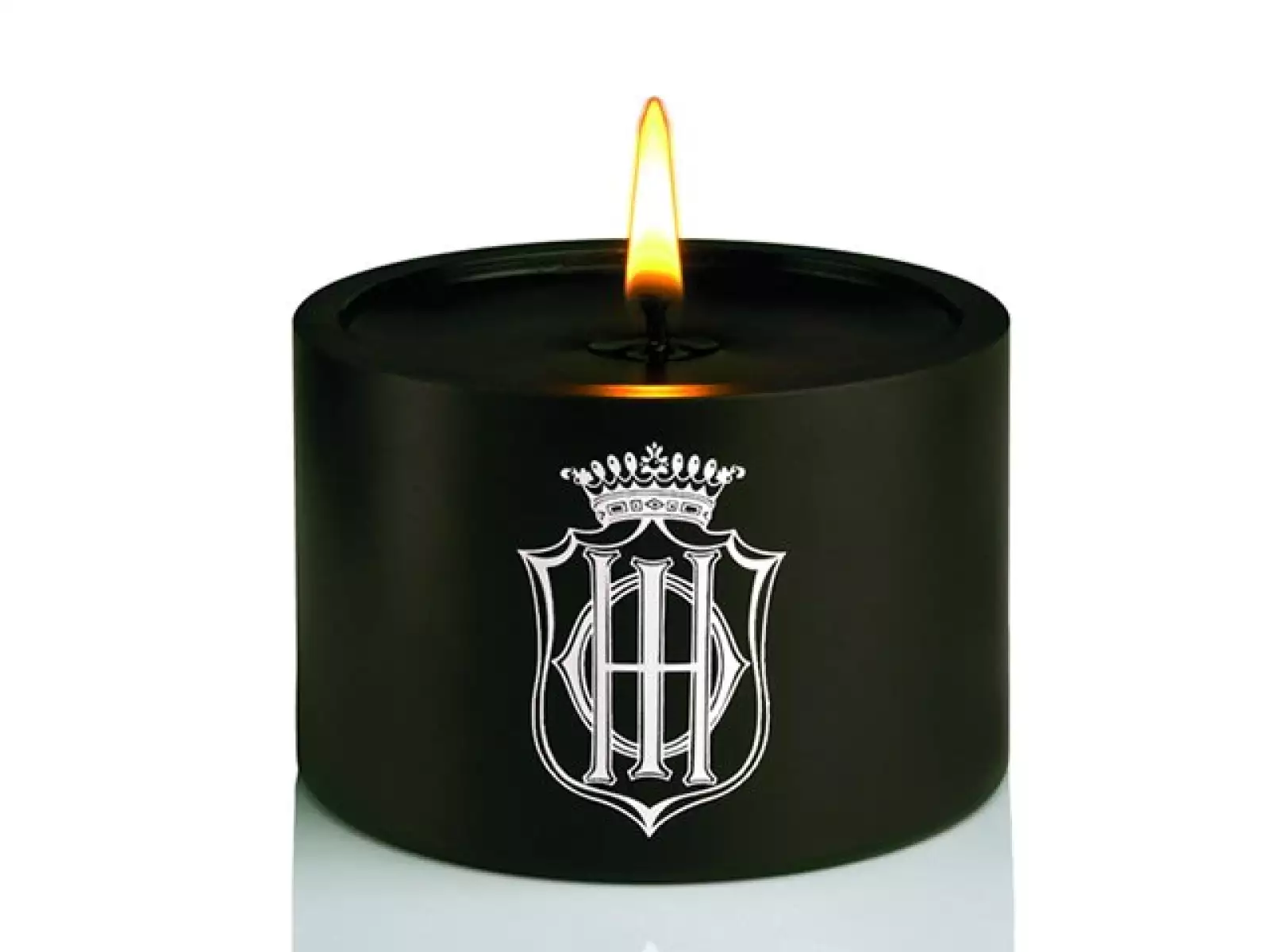 SISLEY. Vela Black Tuberose con notas de nardo, vainilla, jazmín, ylang e incienso de benjuí. 940 pesos.