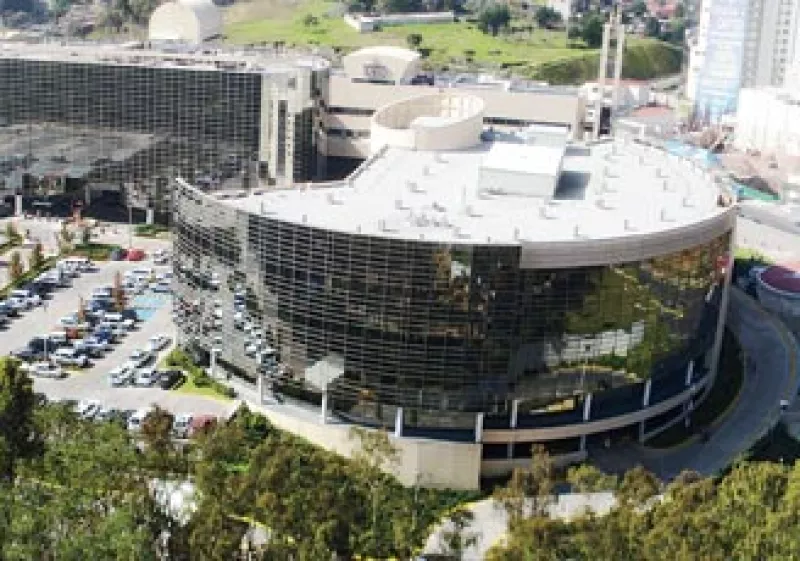 AL NATURAL. El complejo hospitalario contempla amplios espacios verdes que motivarán a los usuarios para su recuperación. (Foto: Cortesía HKS)