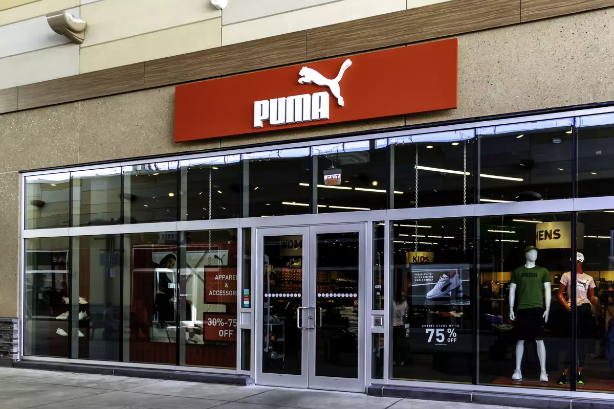 Las acciones de Puma cayeron en bolsa tras informes de analistas que indicaron que los beneficios de la empresa de ropa deportiva en el tercer trimestre podrían estar por debajo de las expectativas del mercado debido al impacto de un euro más fuerte frente al dólar en comparación con el año pasado.