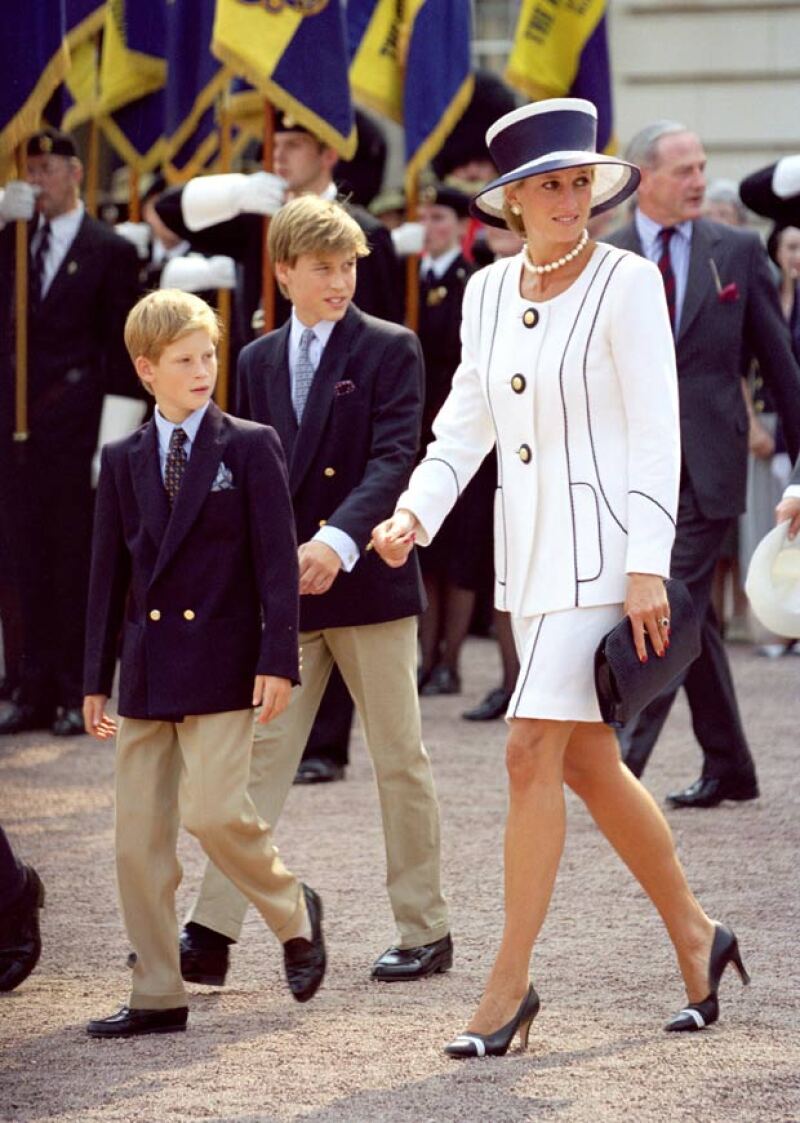 Desde muy pequeños, William y Harry se quedaron sin su mamá, quien murió en un trágico accidente en París.