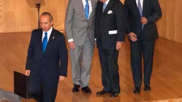 El actual mandatario fue reconocido por ser el primer Presidente de México egresado del ITAM, mientras un grupo de ex alumnos protestaron a las afueras de la institución.