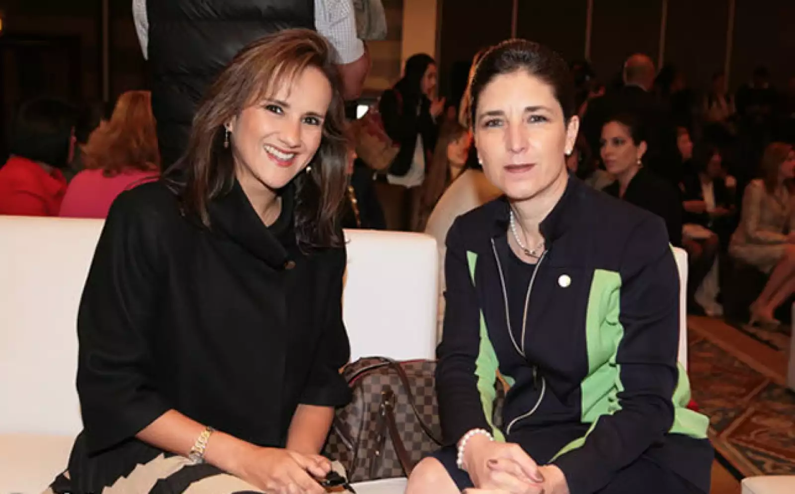 Carmina Abad, directora general y presidenta del consejo de administración de Metlife México, con Cecilia Vega. (der.)