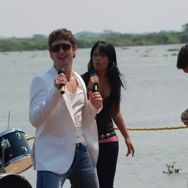 “Light up the world tonight” es el tema que Uckerman grabó en inglés para la gente que le ha abierto las puertas en países que no hablan español.