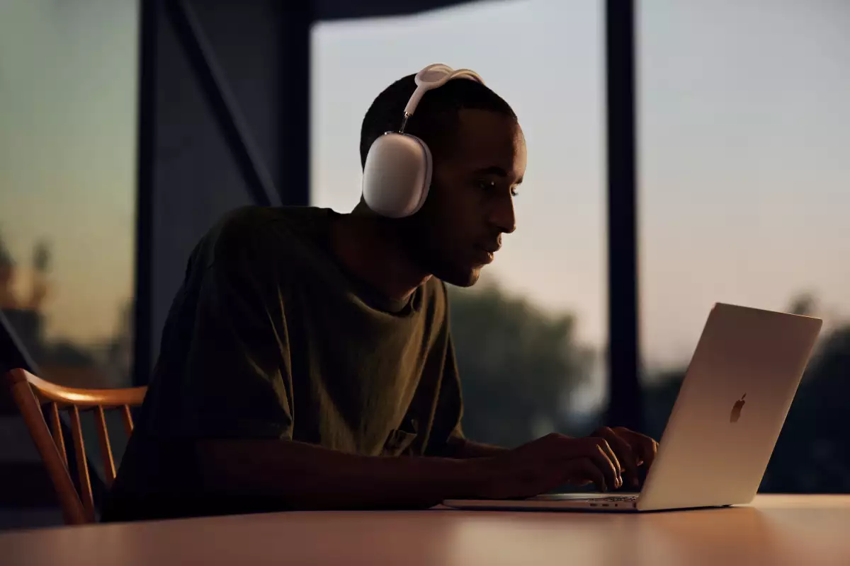 apple_airpods-max_listening-experience_12082020.jpg