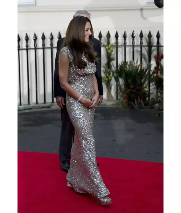 Para la gala Kate eligió un diseño largo en tonos plateados.
