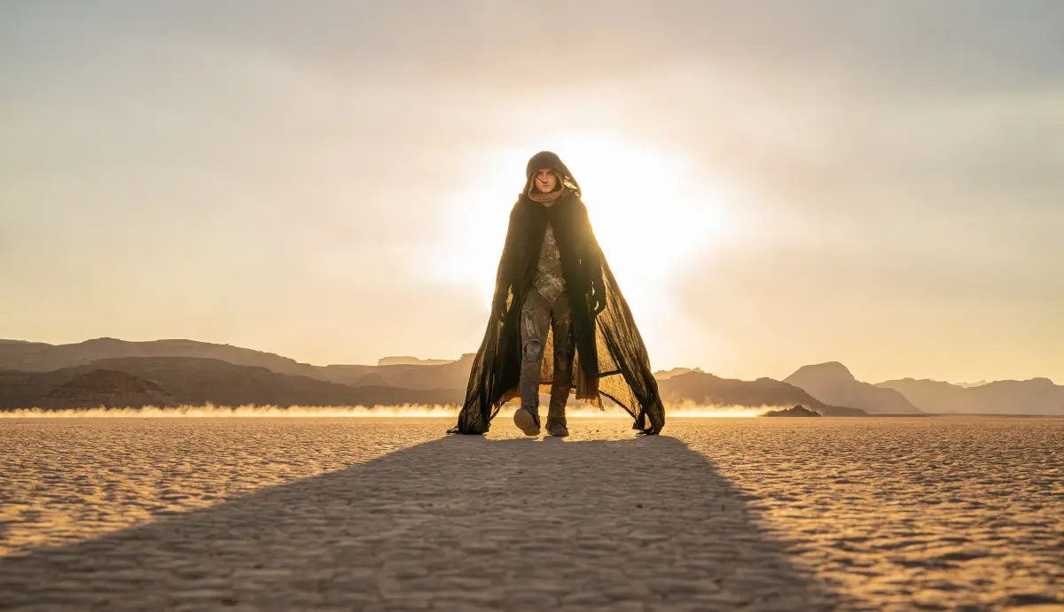 Fotograma de Paul Atreides, de Dune, parte 2, caminando por el desierto del planeta Arrakis.