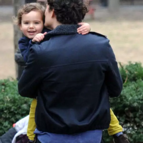 Flynn sonríe mientras papá Orlando le da un tierno beso.