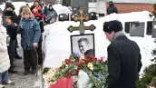 Los diplomáticos extranjeros ponen flores en la tumba del líder de la oposición rusa Alexei Navalny en el cementerio Borisovo en Moscú el 16 de febrero de 2026, marcando el segundo aniversario de su muerte en una colonia ártica.