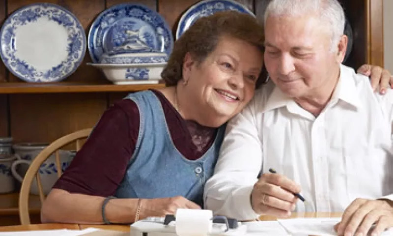 Los jubilados o pensionados del ISSSTE y del IMSS podrán elegir que los cargos de su préstamo se hagan a su Afore, a su pensión o a su seguro. (Foto: Thinkstock)