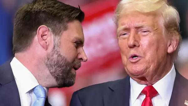 El candidato presidencial republicano y expresidente de los Estados Unidos, Donald Trump, está con el candidato republicano a la vicepresidencia, el senador estadounidense J.D. Vance (R-OH), mientras celebra un mitin por primera vez con su compañero de fórmula, en Grand Rapids, Michigan, EE. UU., 20 de julio de 2024.