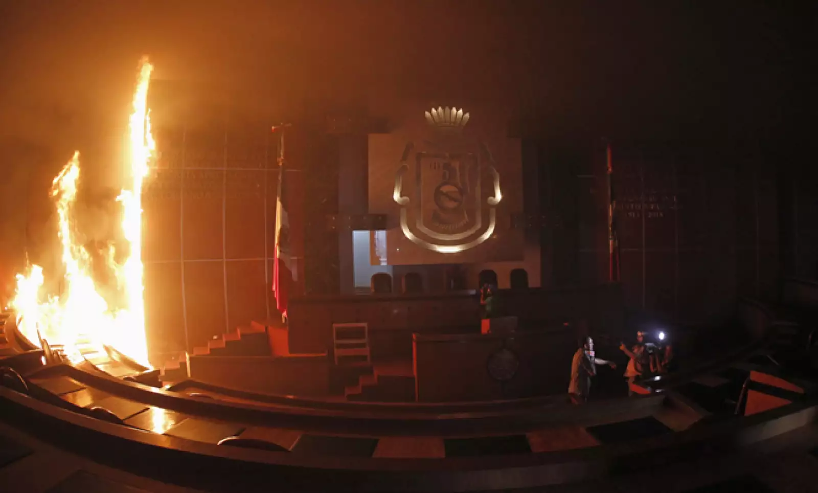 Maestros de la Coordinadora Nacional de Trabajadores de la Educación de Guerrero (CETEG) y normalistas prendieron fuego al Congreso estatal en protesta por la desaparición de 43 estudiantes de Ayotzinapa.