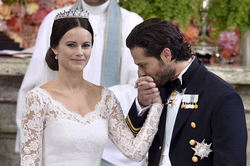 La novia lució un hermoso vestido de encaje y tiara de diamantes y esmeraldas.