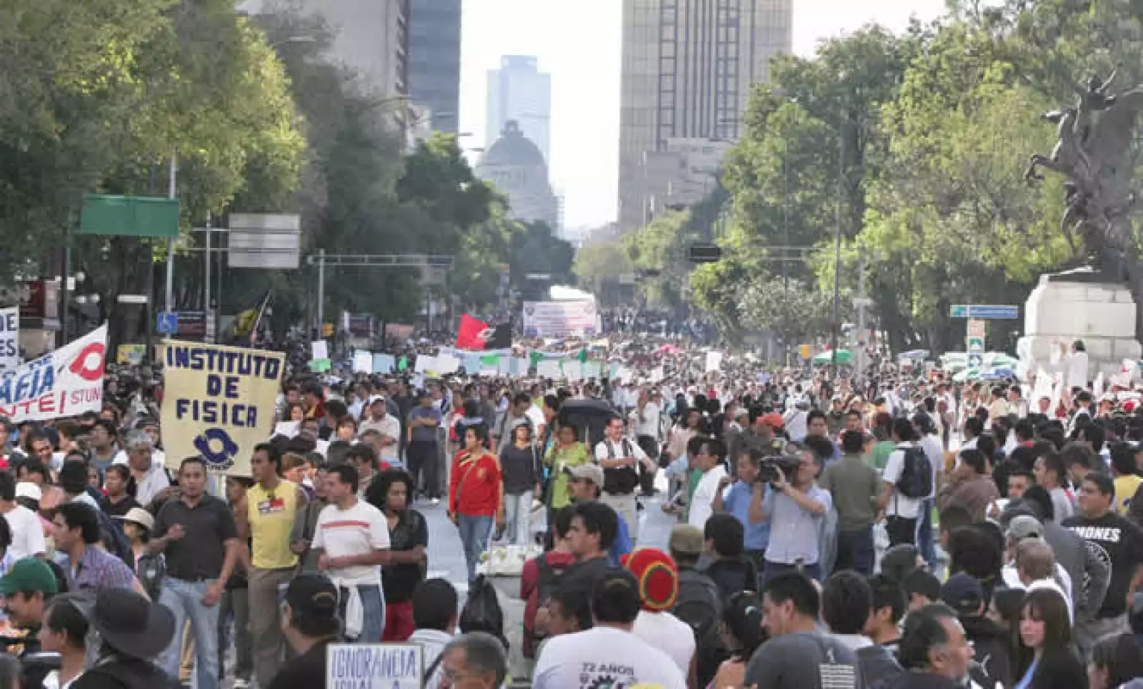 Miembros de los sindicatos Único de Trabajadores de la UNAM (STUNAM) y del Mexicano de Electricistas (SME) marcharon en conmemoración del 41 aniversario de los hechos del 2 de octubre de 1968.