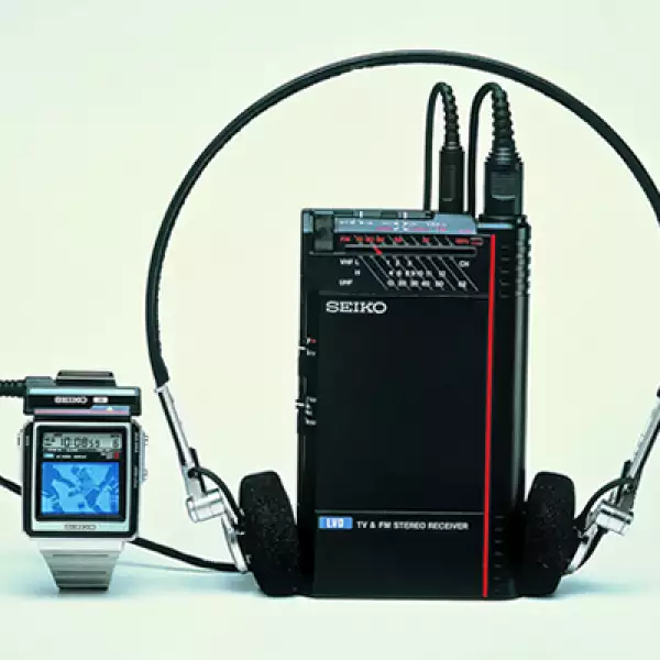 Este reloj tenía un monitor de TV en miniatura. En la película Octopussy (1983) la pantalla era a color, pero en realidad sólo transmitía imágenes en blanco y negro.