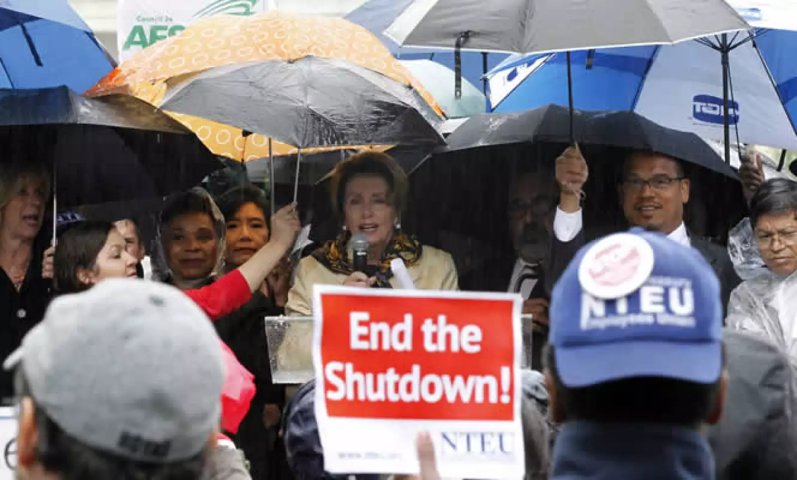 La líder demócrata en la Cámara de Representantes busca una solución presupuestaria de largo plazo.