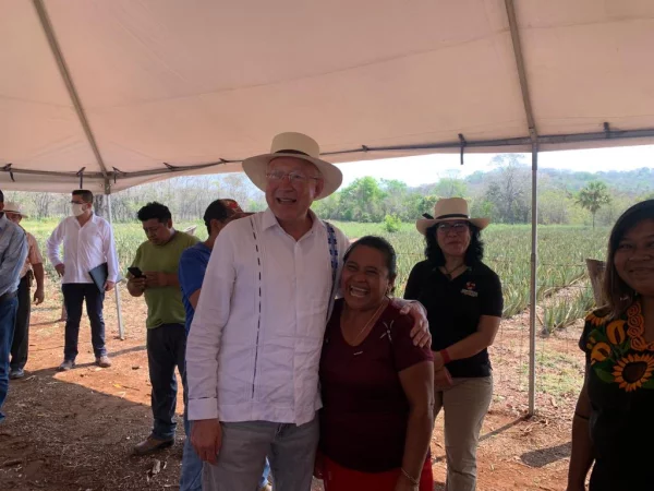 El embajador Ken Salazar, de gira por el estado de Campeche