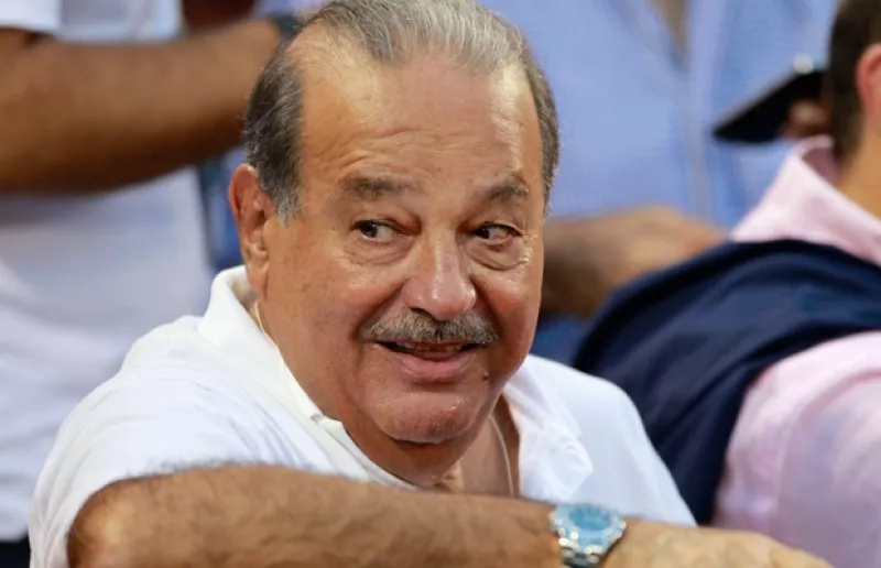 La revista Quién lo incluyó en la lista de los 50 personajes que mueven a México. Es uno de los hombres más ricos del mundo pero para él su verdadero tesoro son sus seis hijos y sus nietos.