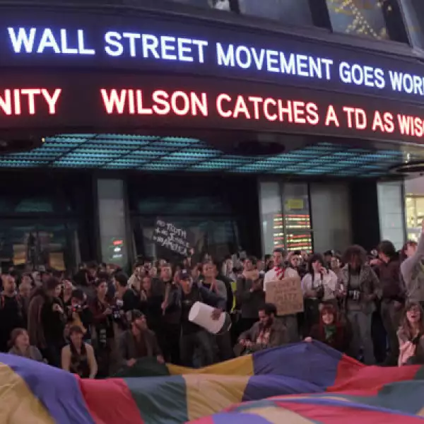 Miles de manifestantes se congregaron en Times Square, Nueva York. La Policía reportó  la detención de al menos 70 activistas.