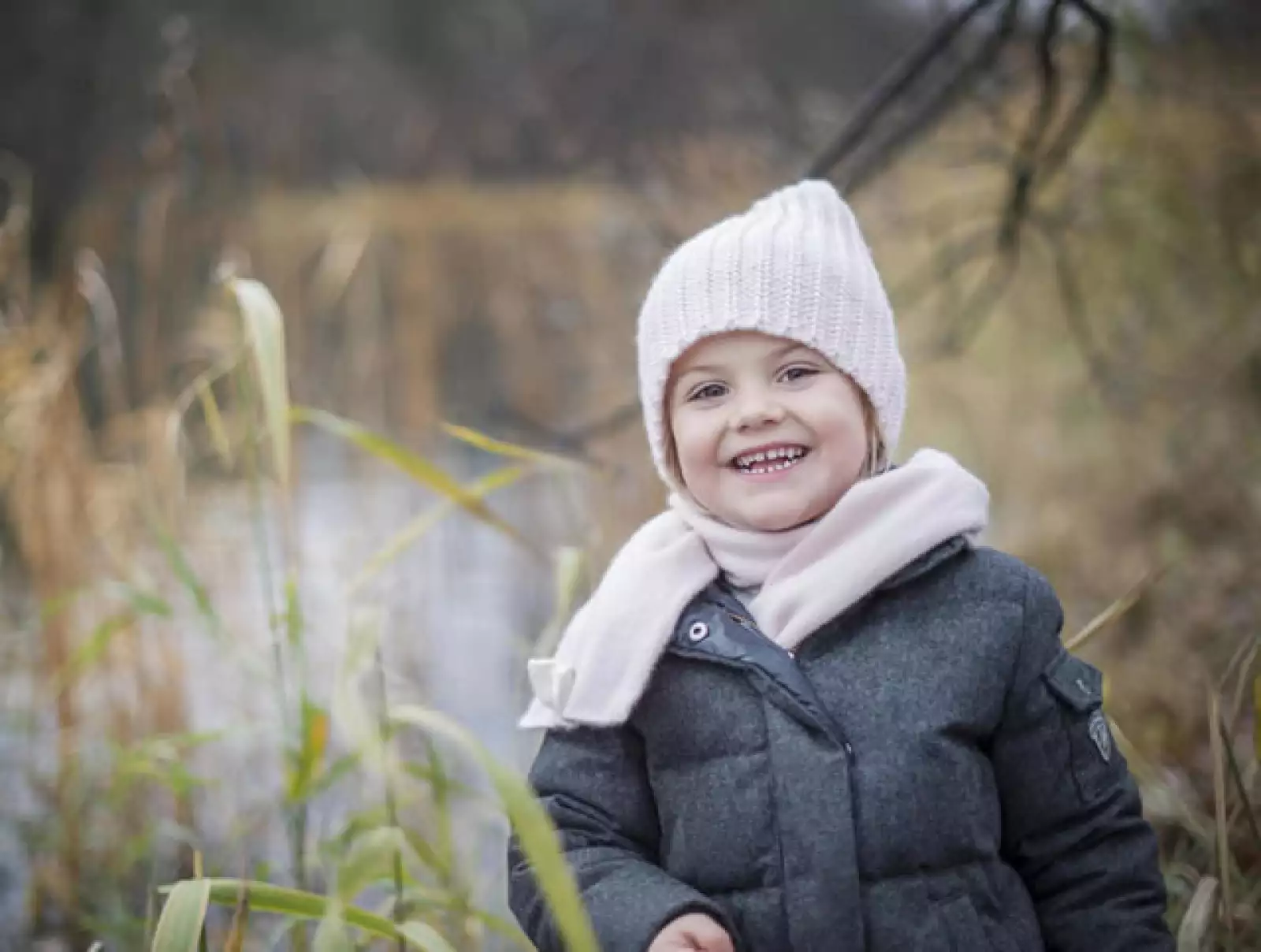La princesa Estelle de Suecia volvió a demostrar que es la royal más carismática, posando para la prensa en el Hagga Park, cerca del palacio donde vive con sus padres, los príncipes herederos.
