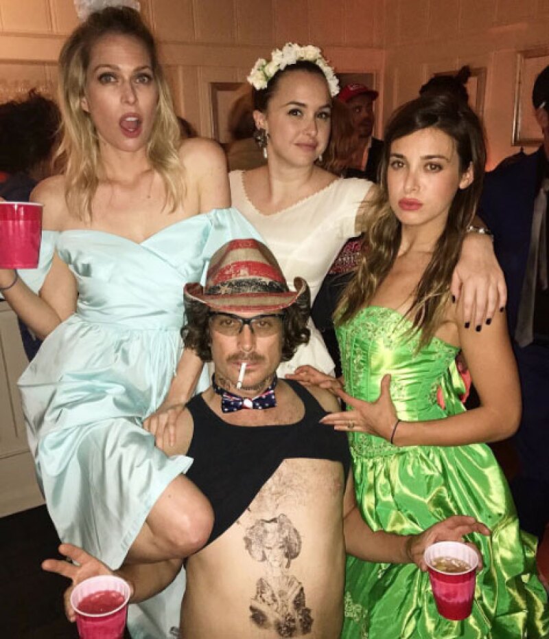 Los invitados a la fiesta debían ir vestidos como si estuvieran en una boda.