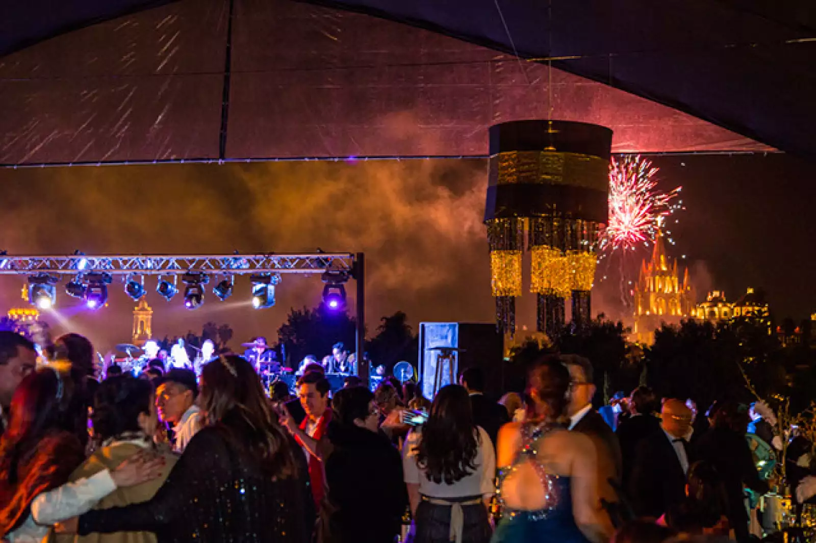 Fuegos artificiales iluminan la mágica ciudad