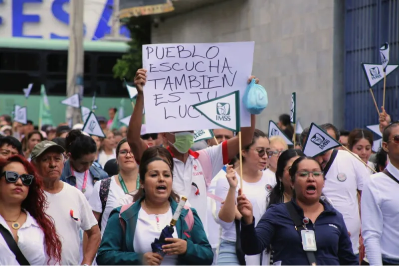 Trabajadores del IMSS salen a marchar en CDMX.