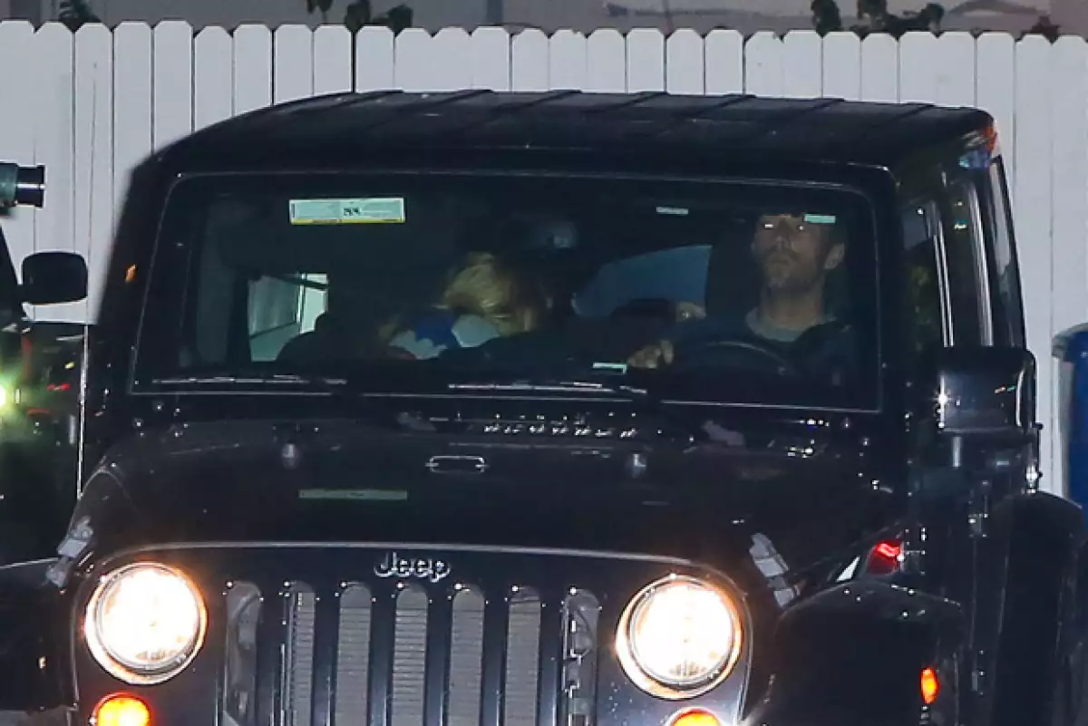 El líder de Coldplay atropelló supuestamente a un paparazzi que intentaba fotografiarle junto a su exmujer Gwyneth Paltrow y sus hijos tras una cena familiar en California.